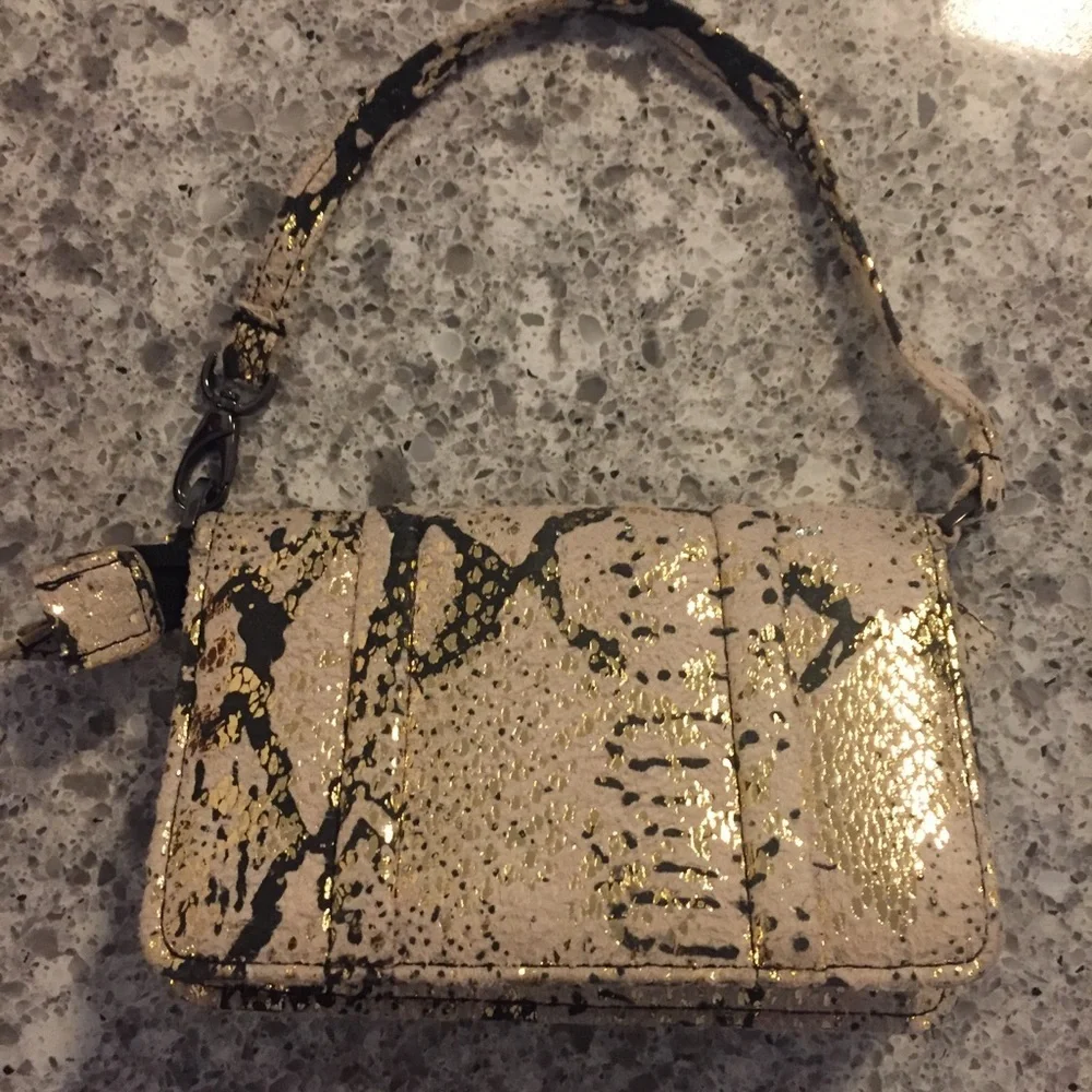 💼🐍 Kenneth Cole Reaction Faux Snakeskin Minibag / Wristlet! 🐍💼